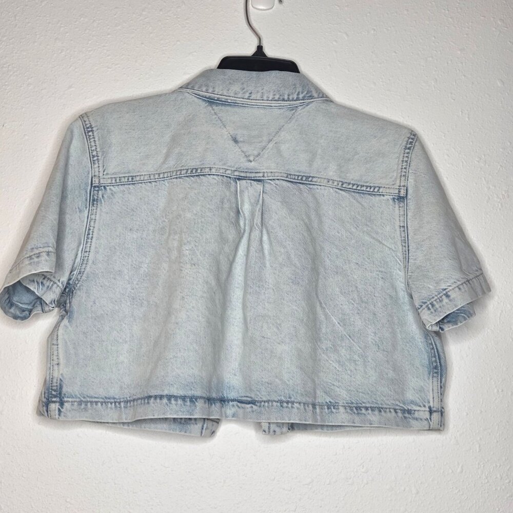 NWT Tommy Jeans Women's Cropped Short-Sleeve Denim Shirt - DENIM ULTRA LIGHT - Picture 2 of 5